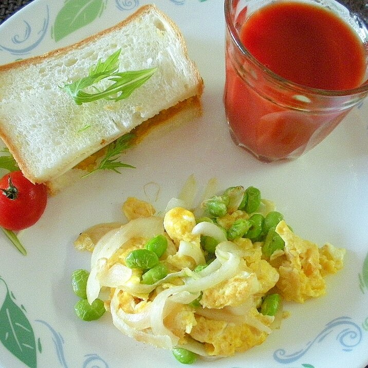 南瓜サンドと卵のチーズスクランブル＆トマトジュース